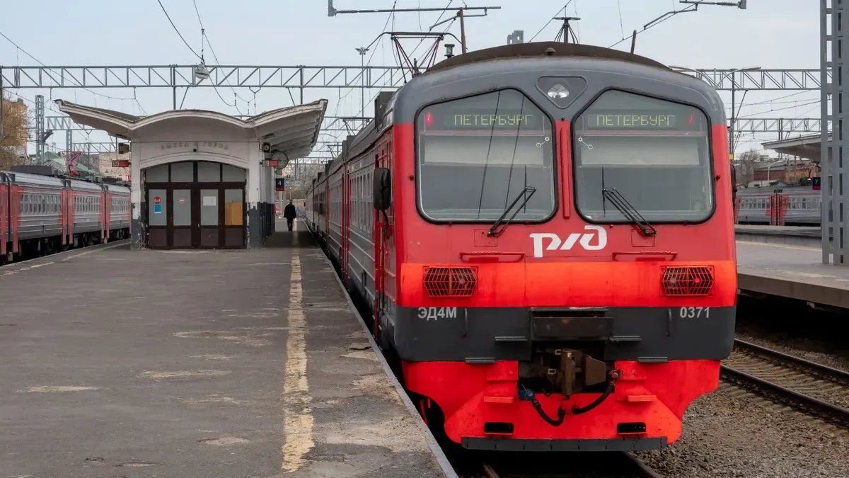 На севере Петербурга пассажирский поезд сбил насмерть мужчину