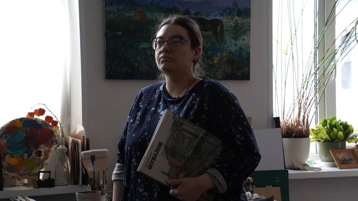 Художницу обязали выехать из аварийной мастерской. Замену студии ищут больше года