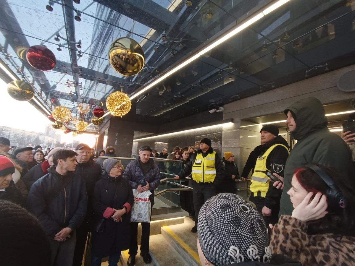 Люди ждут открытия станции «Юго-Западная». Фото: Катерина Иванова / MR7