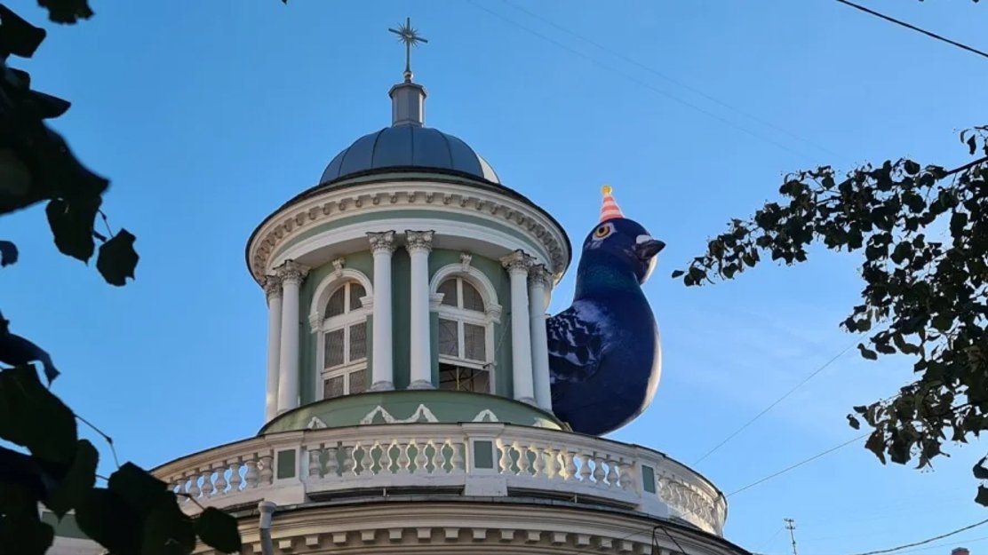 Надувной голубь на Анненкирхе в сентябре 2022 года. Фото: Олег Золото / MR7