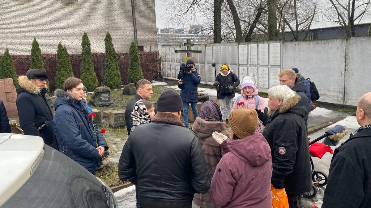 Петербуржцы возложили цветы к мемориалу на Митрофаньевском кладбище