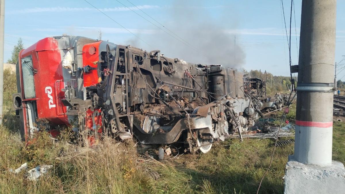 ЧП в Ленобласти: после атаки беспилотников горел НПЗ в Киришах, под Лугой и Гатчиной сошли с рельсов вагоны