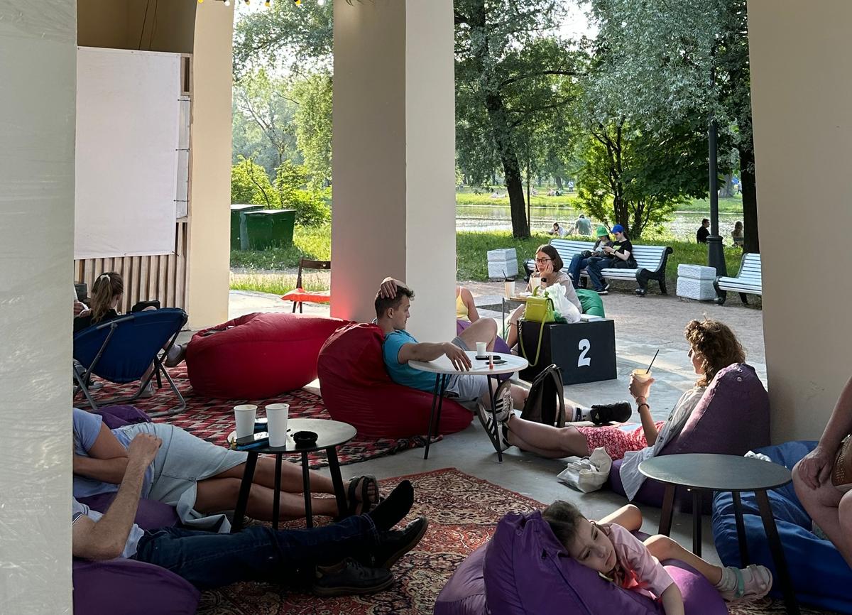 Пуфы и ковры вместо лодок. Фото: Олеся Липатова