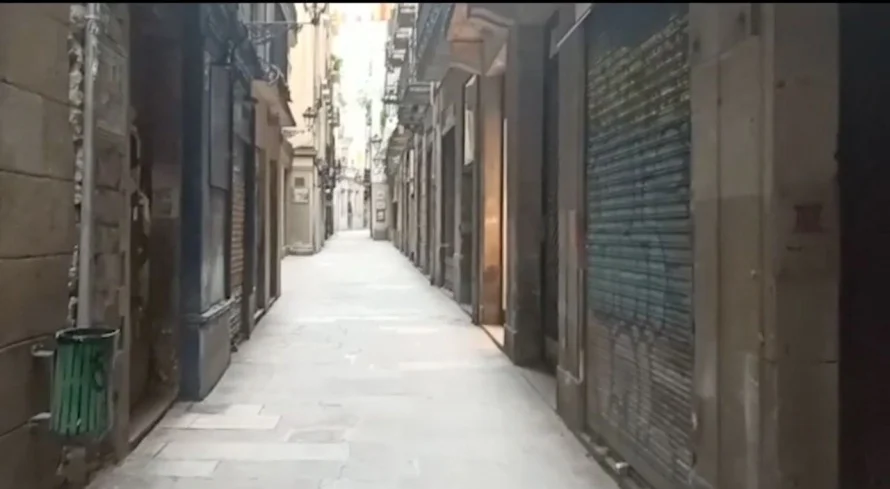 Варя снимает пустую улицу Барселоны 6 мая 2020.jpg