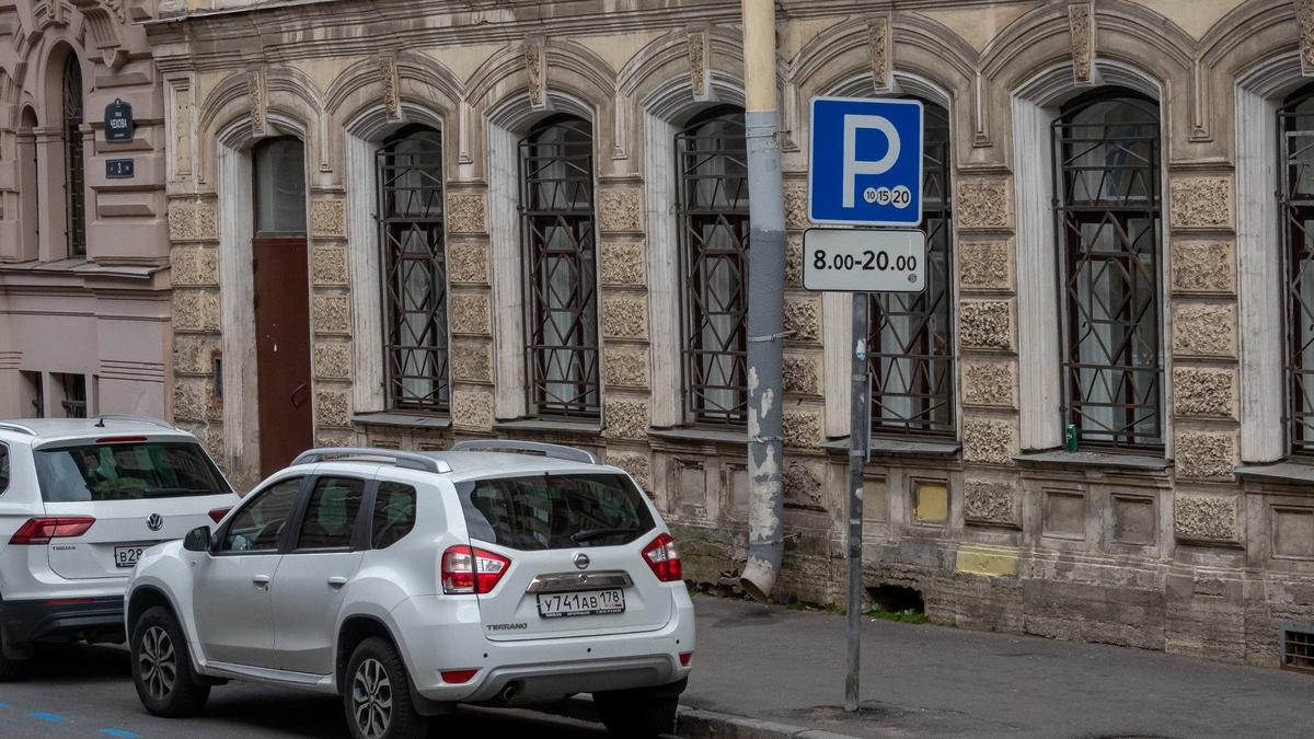 Дорожные знаки и разметку для платной парковки сделают на Крестовском острове до 1 сентября