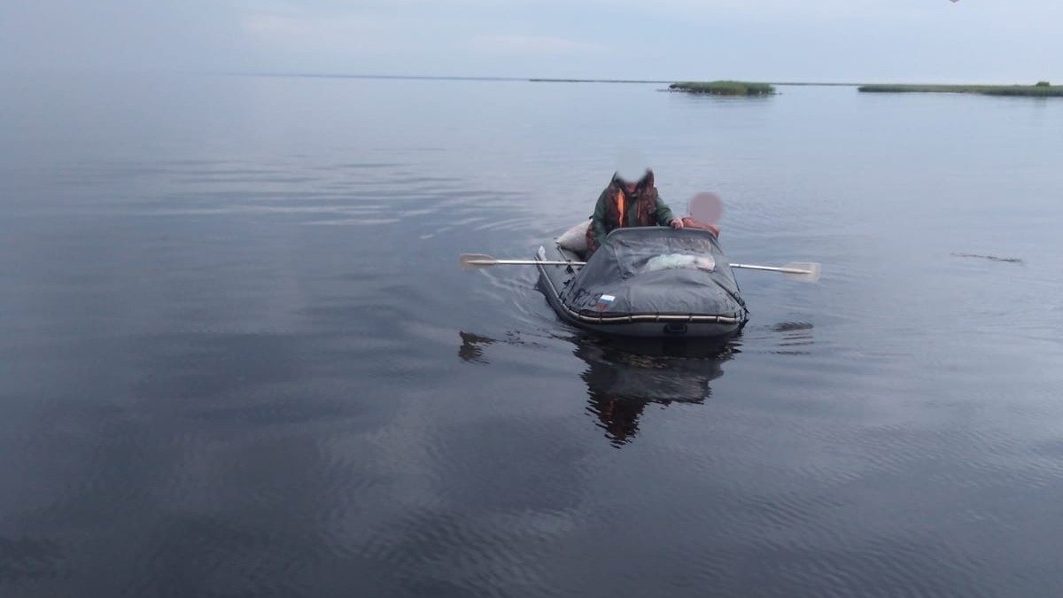 До своего озера я добираюсь. Ладожское озеро лодка. Катер на Ладожском озере. Резиновая лодка на озере. Лодка на озере фото.