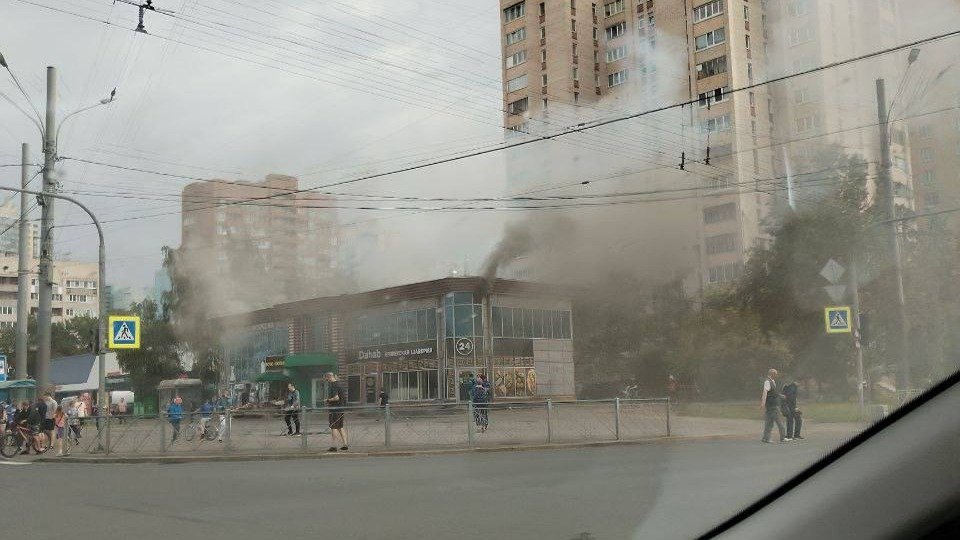 В ТЦ на проспекте Просвещения загорелось кафе. Из здания эвакуировали 35 человек