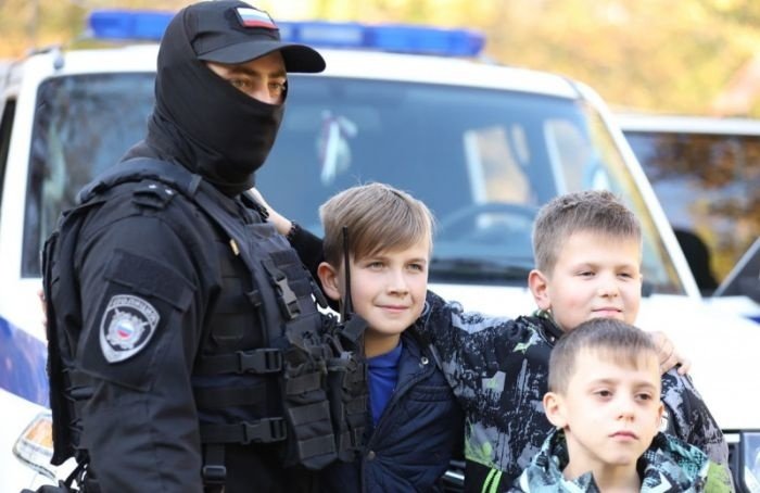 Полицейские из Петербурга съездили в детский лагерь в Луганске