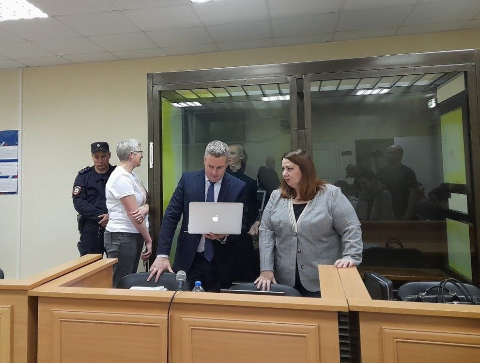 Мама и адвокаты Егора в суде. Фото: Анна Мотовилова / MR7