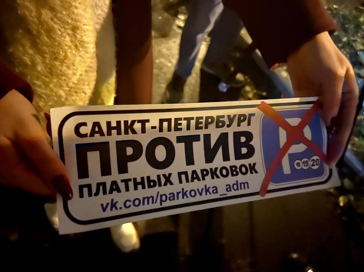 Активисты уже разработали собственный мерч — наклейки для автомобилей. Фото: Дарья Дмитриева / MR7