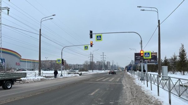 У выездов из ТРК «Питер Радуга» установили новые светофоры
