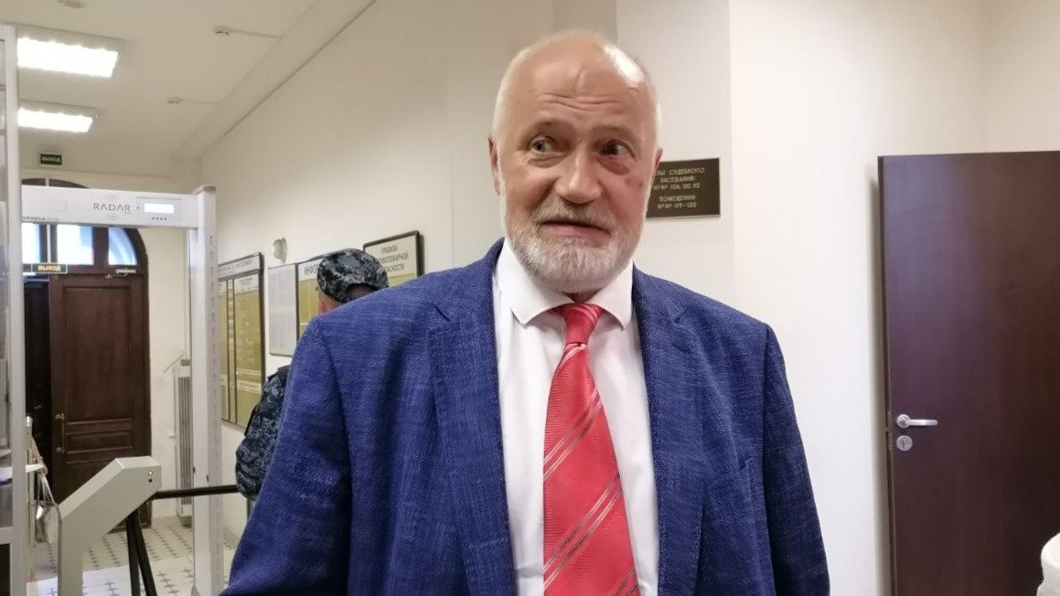 Суд вернул полиции протокол на депутата ЗакСа Амосова, cоставленный за публикацию портрета Навального*