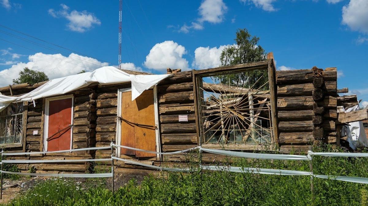В Подпорожье пытаются сохранить остатки церкви XVI века — сруб несколько десятилетий «прятался» в сельпо