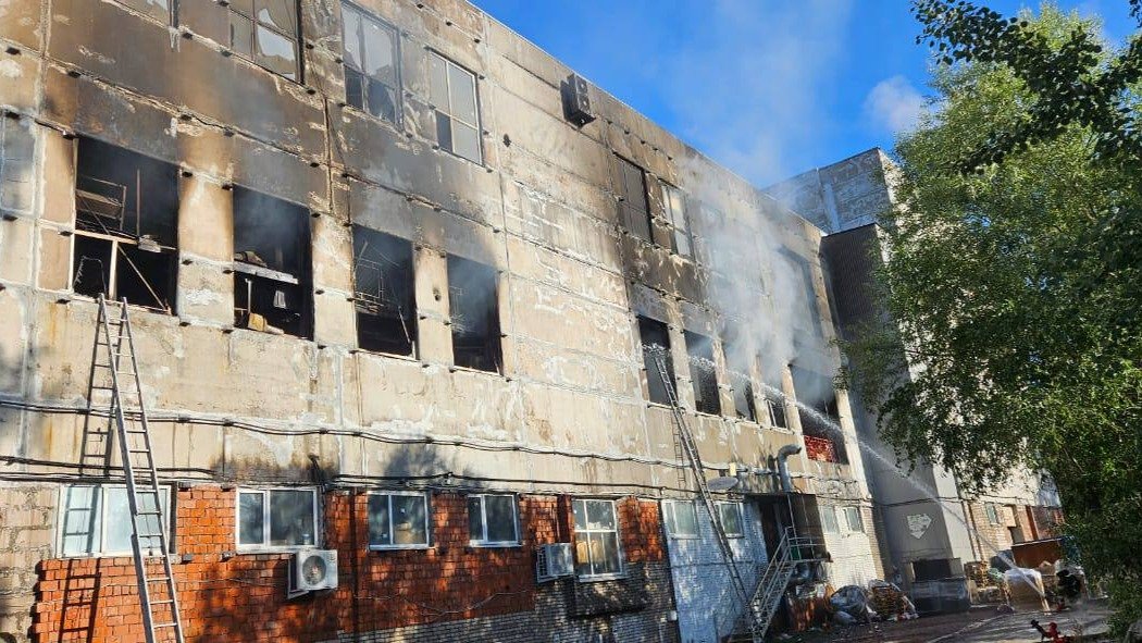 В Калининском районе пожарные с ночи до утра тушат склады. Роспотребнадзор начал проверку воздуха