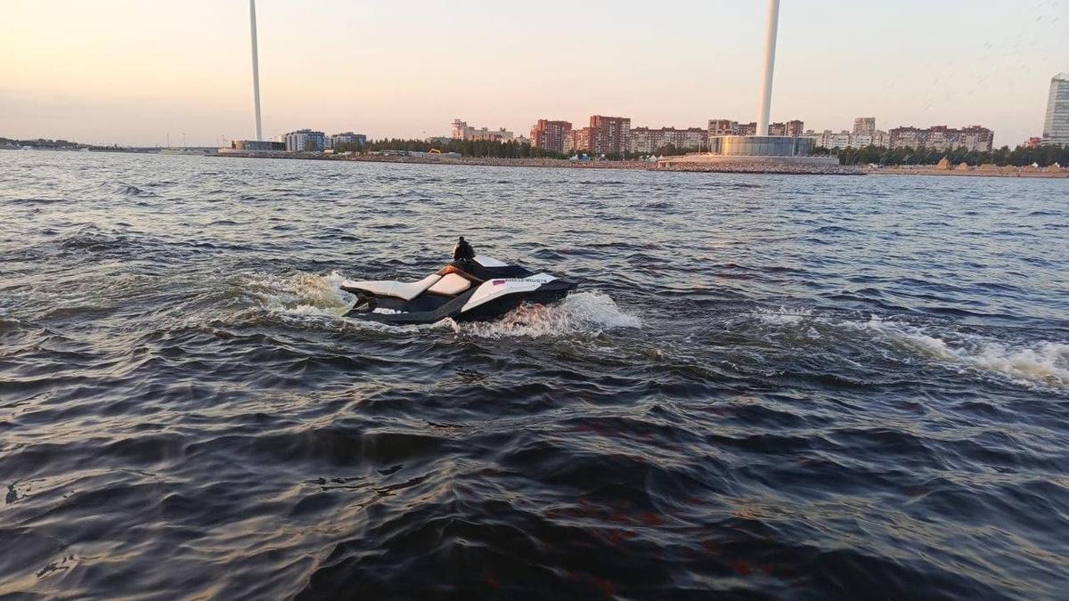 Гидроцикл с водителем и пассажиркой перевернулся под флагштоками в Финском заливе