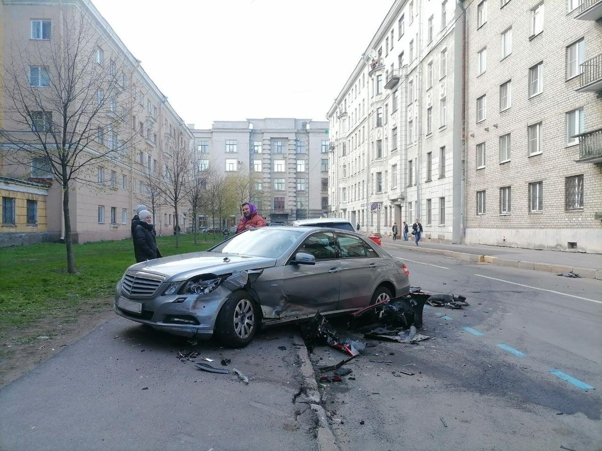 Водитель Ferrari врезался в припаркованные машины на Малой Монетной улице |  12.05.2024 | Санкт-Петербург - БезФормата