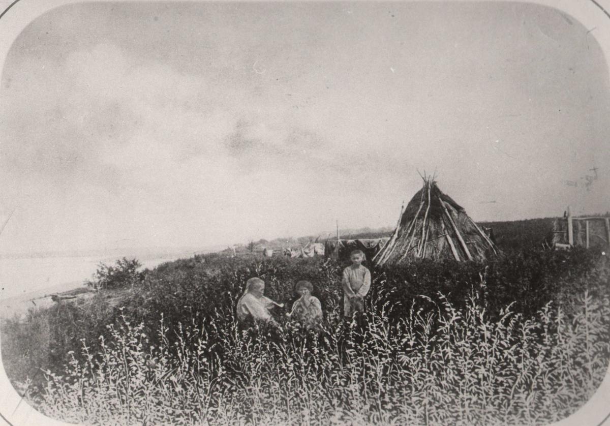 Снимок Владимира Ланина «Орочонский аул» предоставлен музеем