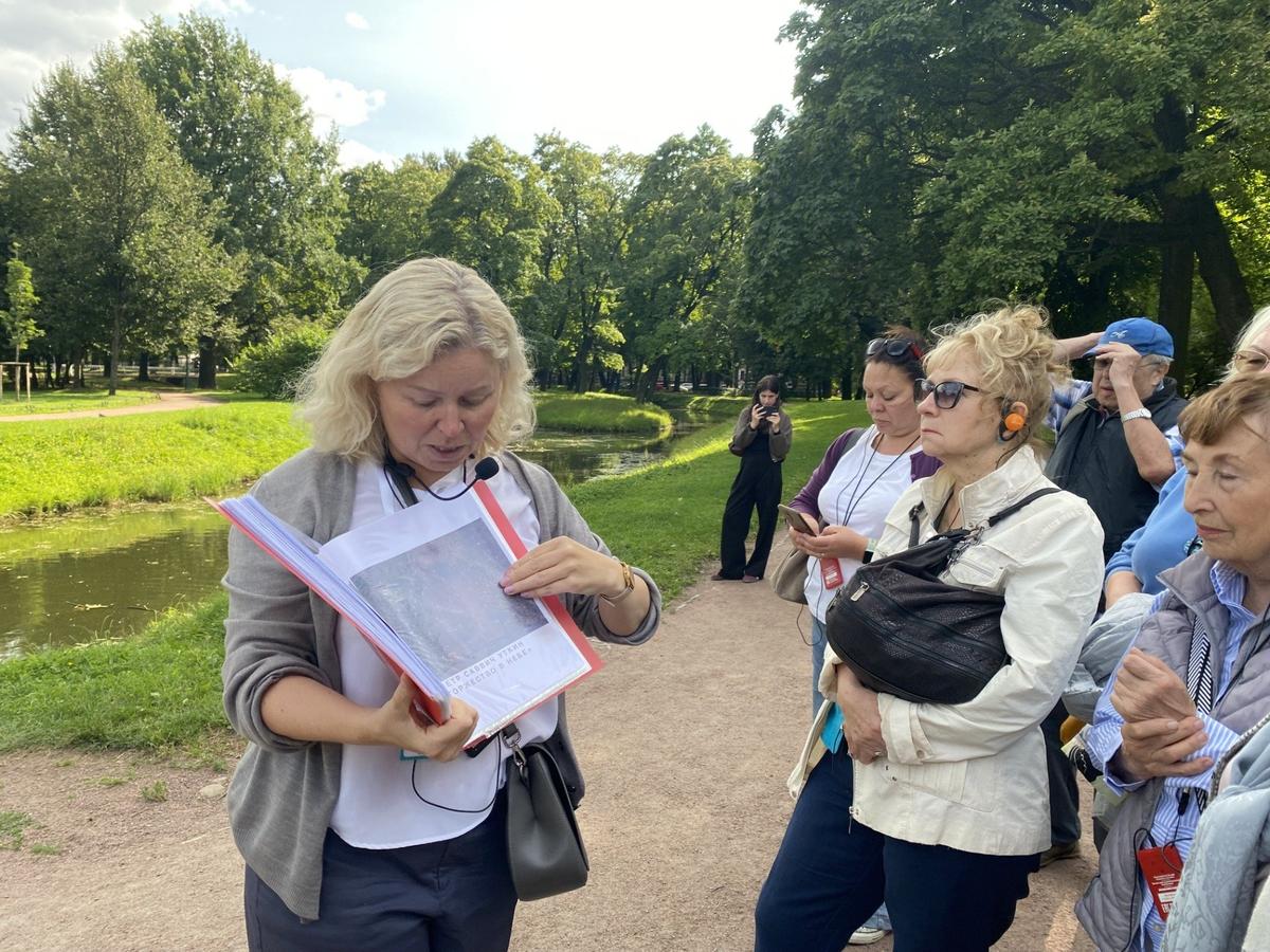 Остановка в Таврическом саду на пути в мастерскую Беллы Матвеевой. Анна Богачёва рассказывает о художественных объединениях Серебряного века. Фото: Алина Заричная