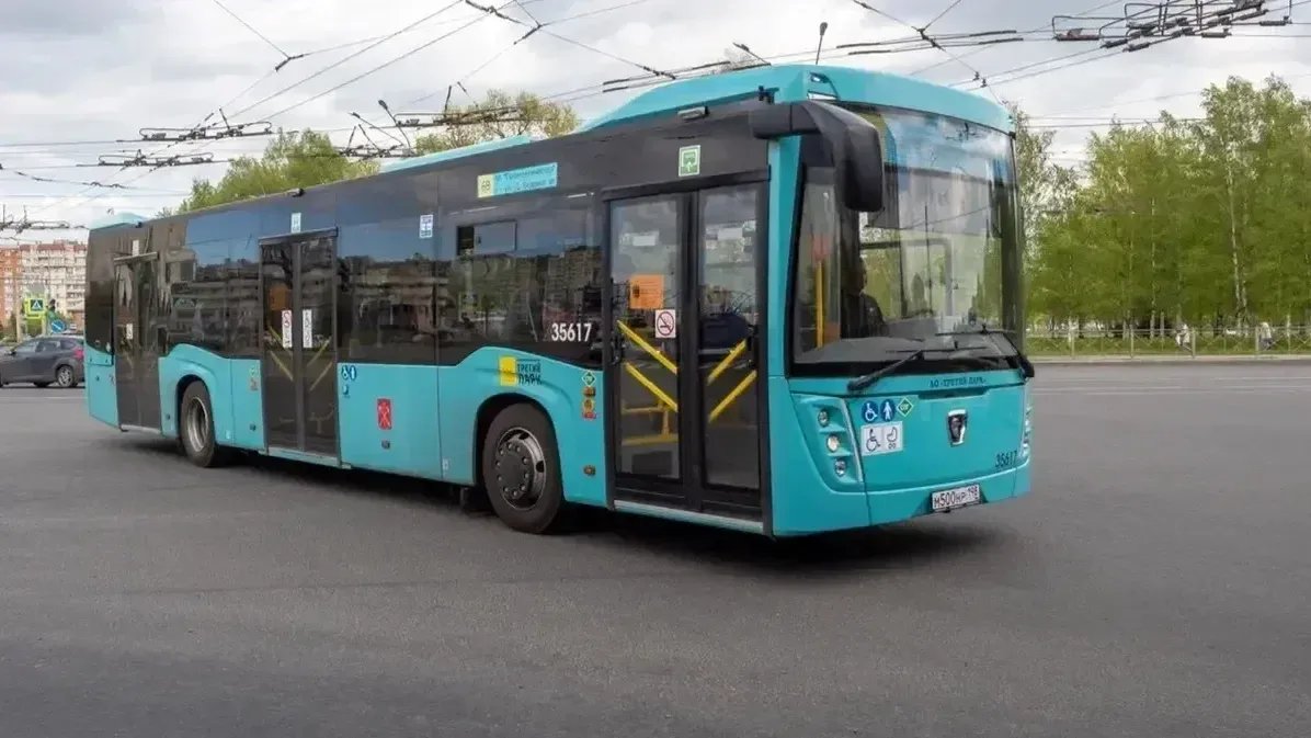 Дорожные работы в трёх районах Петербурга изменят маршруты четырёх автобусов и одного троллейбуса с 30 сентября