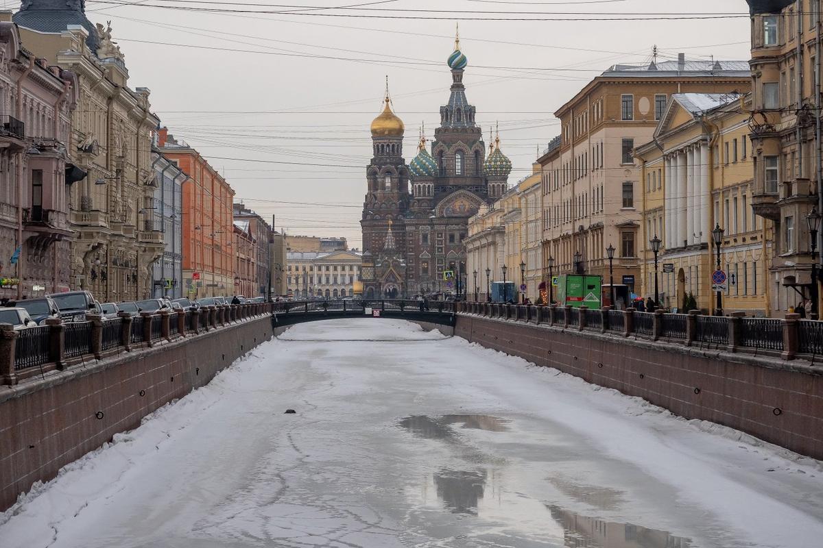 Неделя в петербурге. Санкт-Петербург в апреле. Дождь в СПБ. Санкт-Петербург Нева днем. Периферия Санкт Петербург.