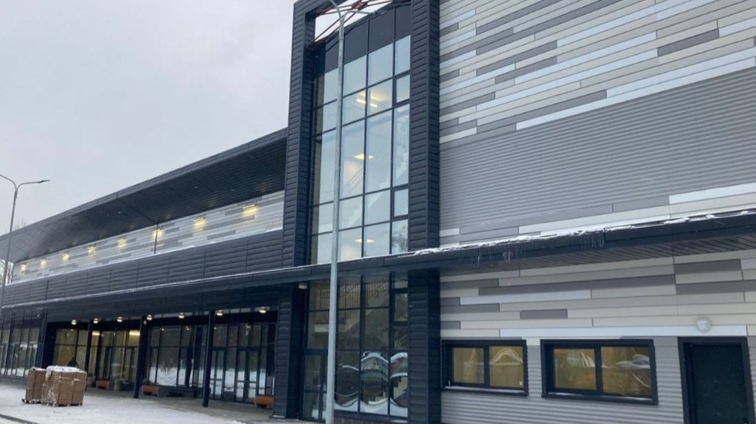 В Василеостровском и Калининском районах построили крытые катки