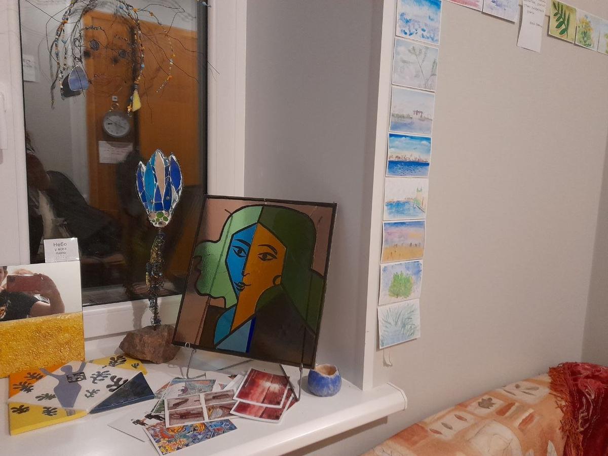 Панно «Небо у всех одно» — слева. «Свободная копия» — справа. Фото: Анна Мотовилова / MR7