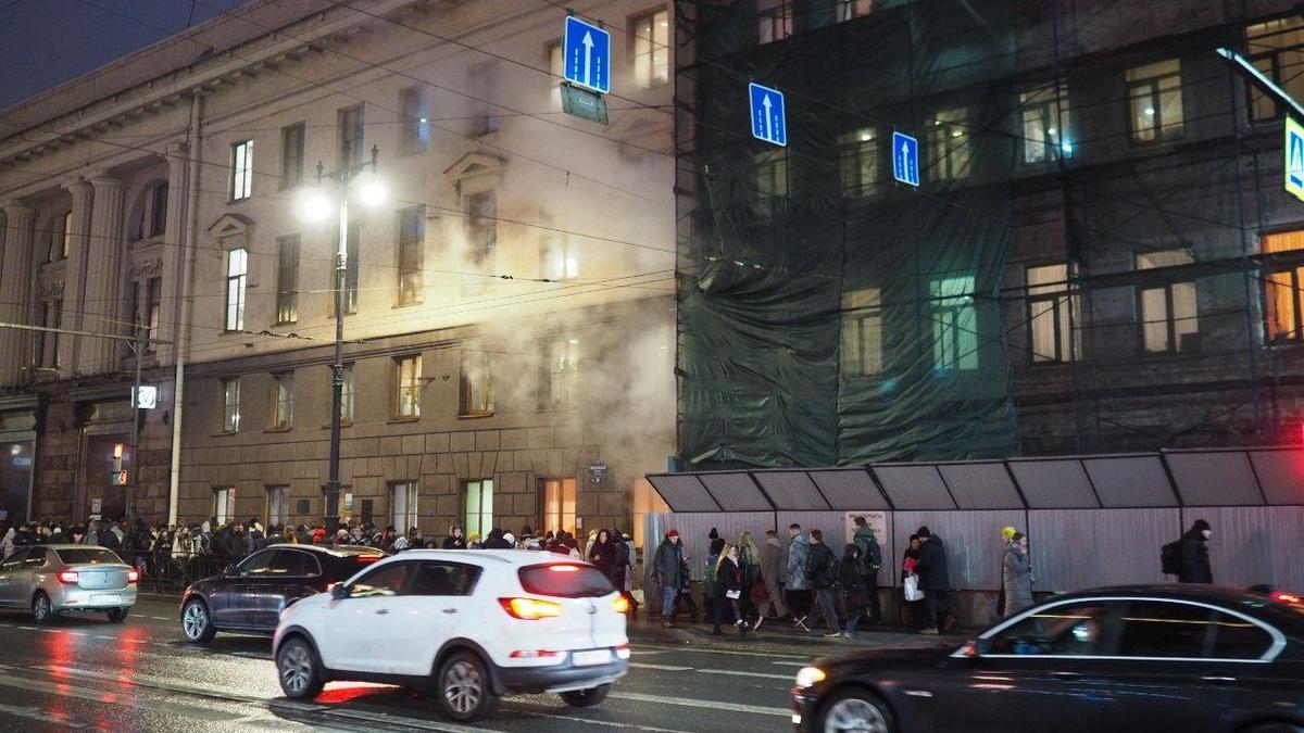 У станции метро «Технологический институт» в Петербурге заметили едкий дым