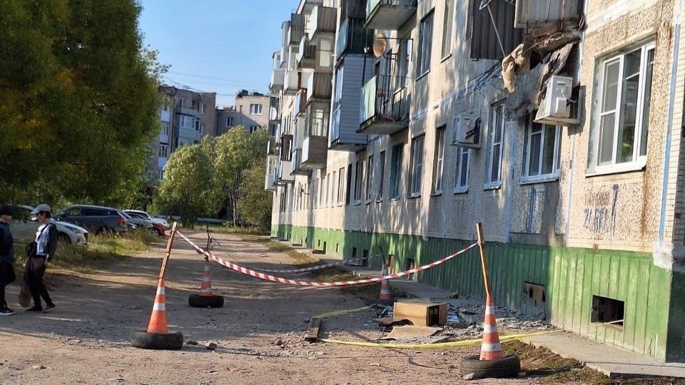 Под 74-летней пенсионеркой обрушился балкон в Светогорске