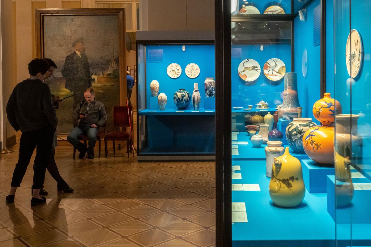 На выставке можно увидеть изделия французских, английских и американских керамистов, уникальные стеклянные вазы. Фото: Олег Золото / MR7