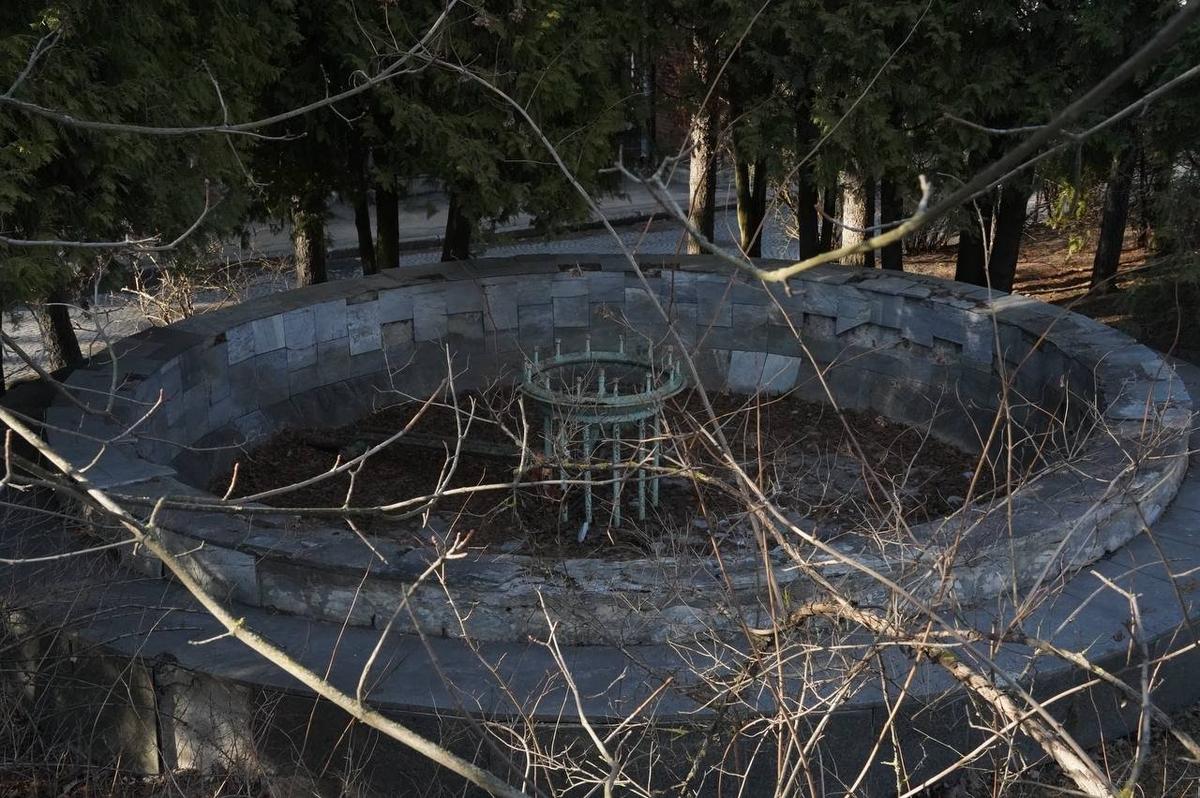 Фонтан на улице Воскова — у бывшего заводоуправления Оружейного завода. Не фонтанирует уже около 15 лет. Фото: Павел Борисенко / МР7