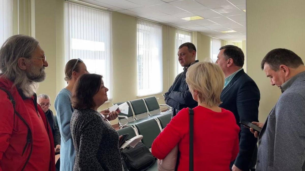 Адвокат Михаил Николаев (в центре) и соистцы в Горсуде. Фото: Любовь Смирнова / МР7