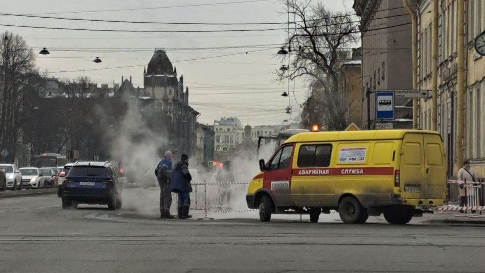 Прорыв трубы с кипятком ограничил движение по Троицкому проспекту и 1-й Красноармейской улице