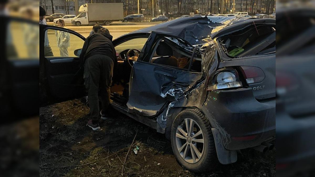 На Суздальском проспекте легковушка влетела в столб из-за самоката на встречной полосе