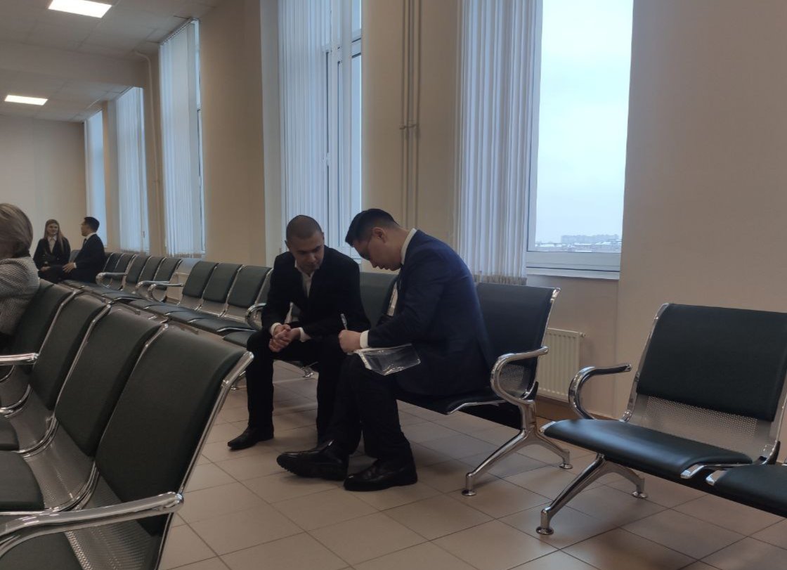 Кирилл Березин и его адвокат Никифор Иванов перед судом. Фото: Катерина Иванова / MR7