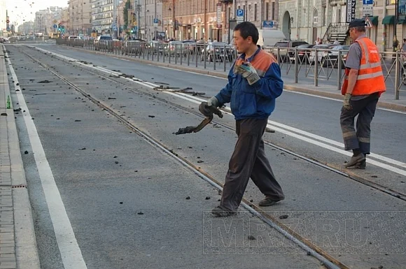 рабочие уже вышли на уборку мастики с трамвайных путей__580_Leonyuk.JPG