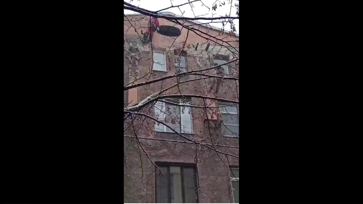 С исторического доходного дома Шорохова на Гатчинской улице сбивают остатки кариатиды