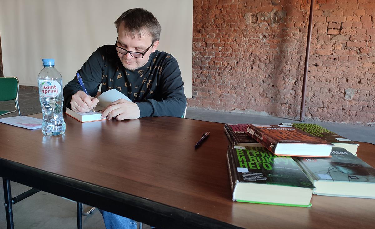 Алексей Сальников подписывает книги на встрече в библиотеке. Фото: Кристина Хилькевич