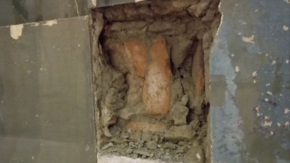 Изразец пропал с печи в парадной дома Колышко на Чкаловском проспекте