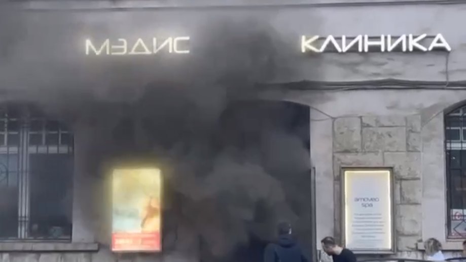 15 человек эвакуировали из-за пожара в сауне на Петропавловской улице