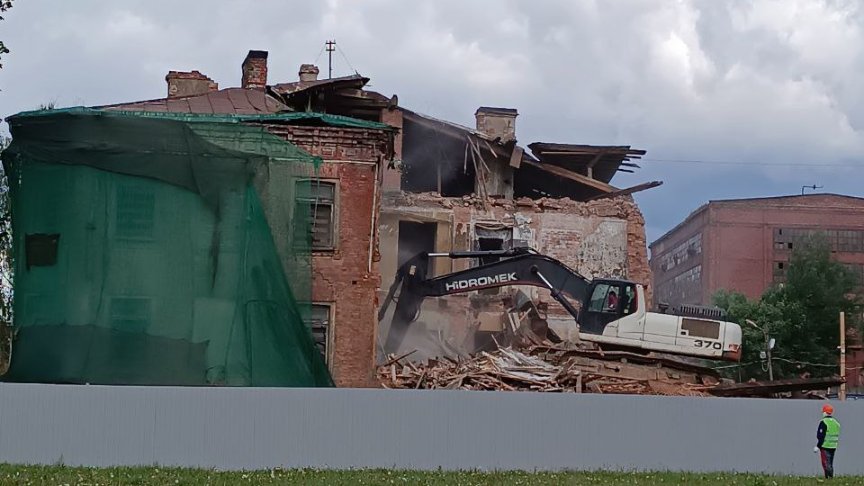 На Октябрьской набережной возобновили снос дореволюционного здания