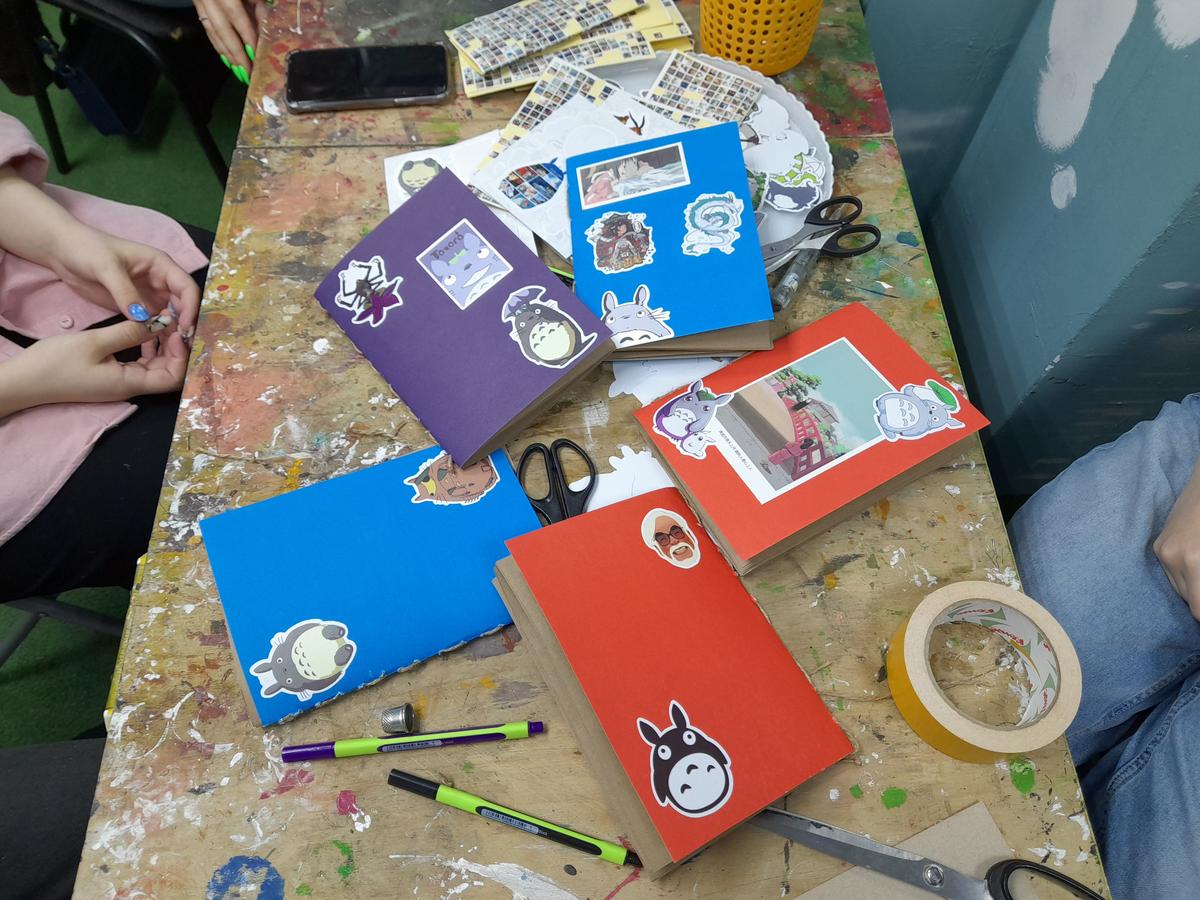 Завершение мастер-класса по созданию блокнотов. Фото: Анна Мотовилова / MR7
