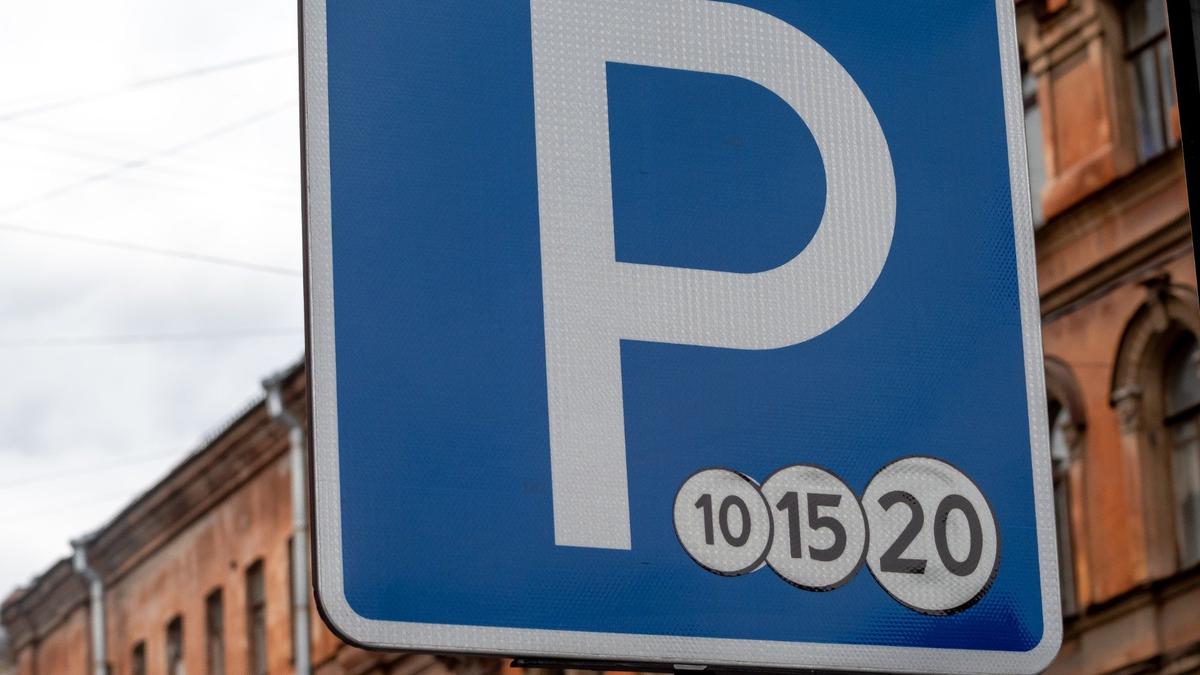 Василеостровцы пробуют бороться с платными парковкам у их домов через суд