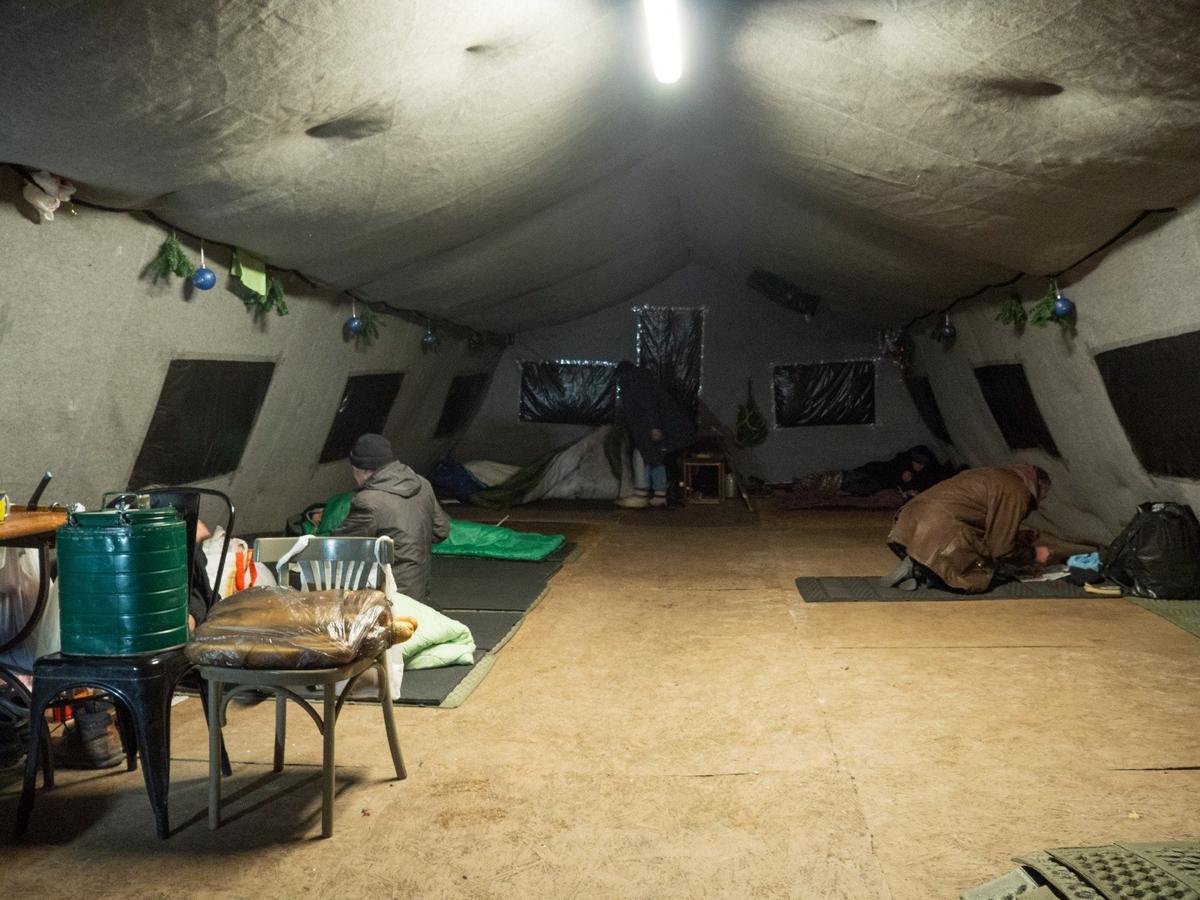 Обстановка внутри палатки. Фото: Дмитрий Абрамов / MR7