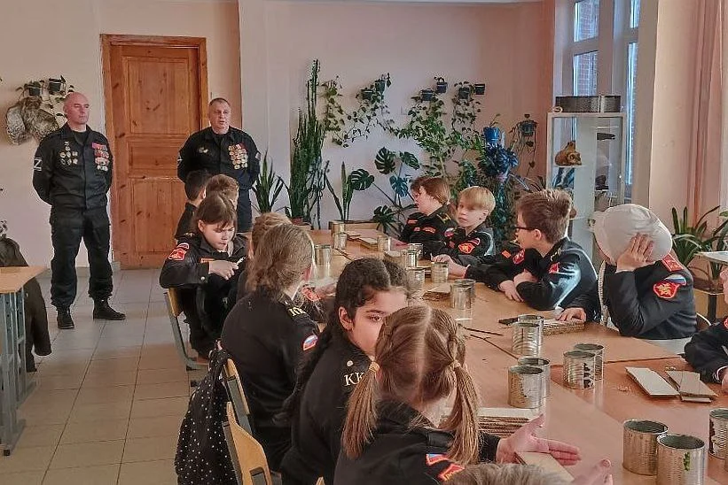 Мастер-класс в ГБОУ СОШ № 333. Фото: пресс-служба Росгвардии