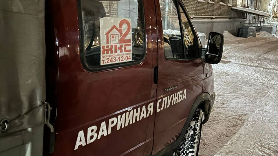 Четыре человека пострадали из-за прорыва трубы на Дыбенко