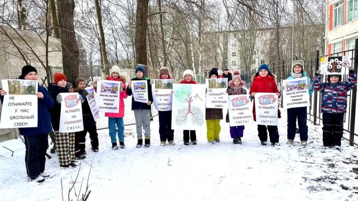 СК начал проверку после прихода полиции к школьникам, выступившим в защиту сквера
