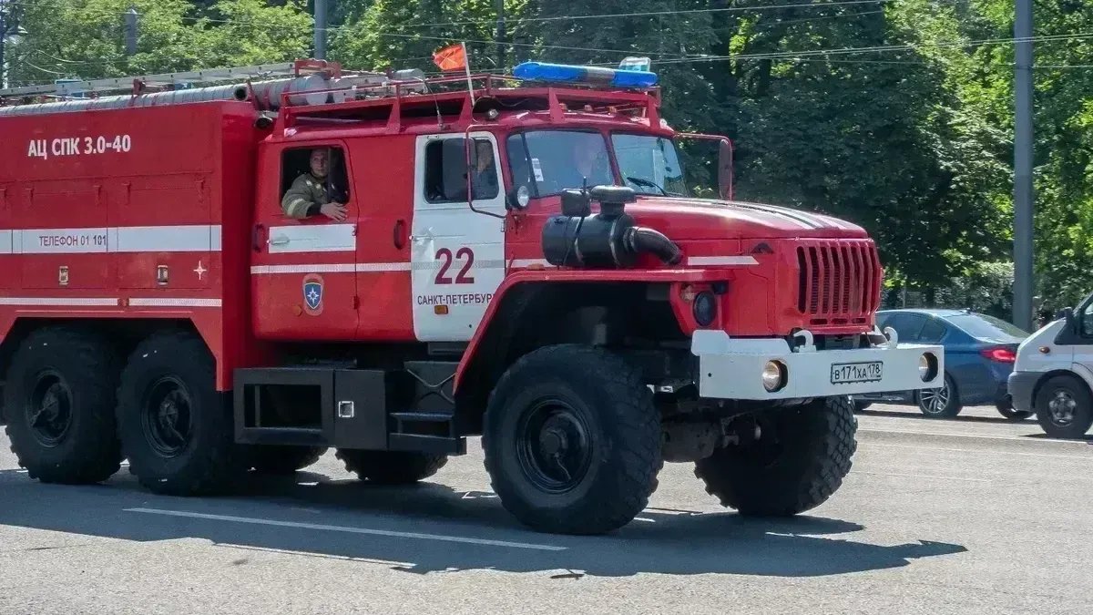 Крупный пожар произошел на заброшенной типографии Минобороны в Петербурге