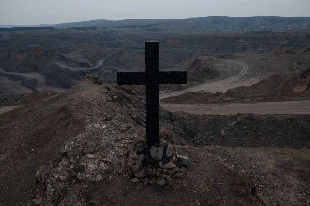 Угольный крест появился около Прокопьевска в 2022-м. Фото: Вано Богомаз.