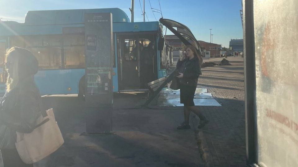 У станции метро «Купчино» лазурный автобус врезался в остановку