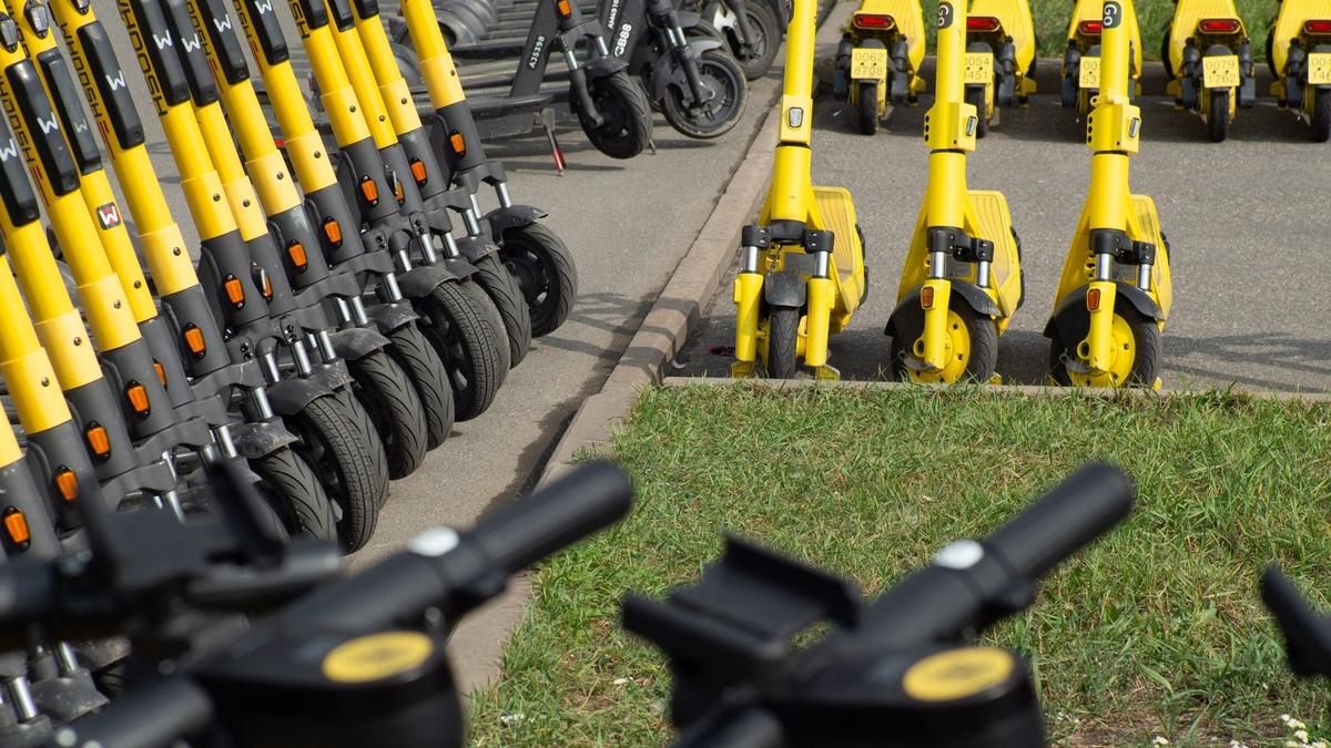 В Приморском районе трое самокатчиков сбили пожилую петербурженку. СК начал проверку